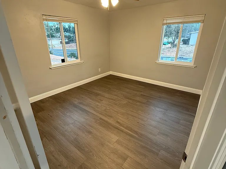 927 University Ave — Photo 4