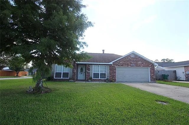 4 bed, 2.0 bath, 2000 sqft, $2,000 — Photo 2