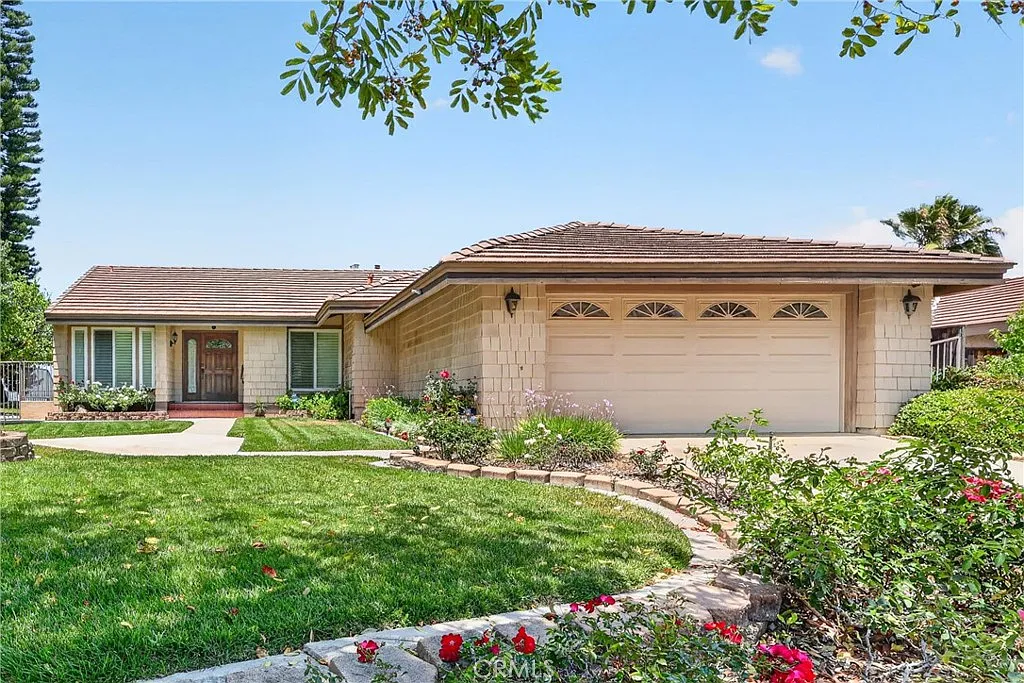Building Photo - 807 Avenida Loma Vis