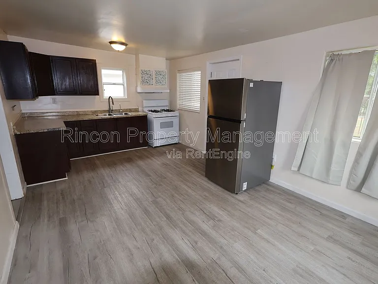329 E Scott St — Photo 2