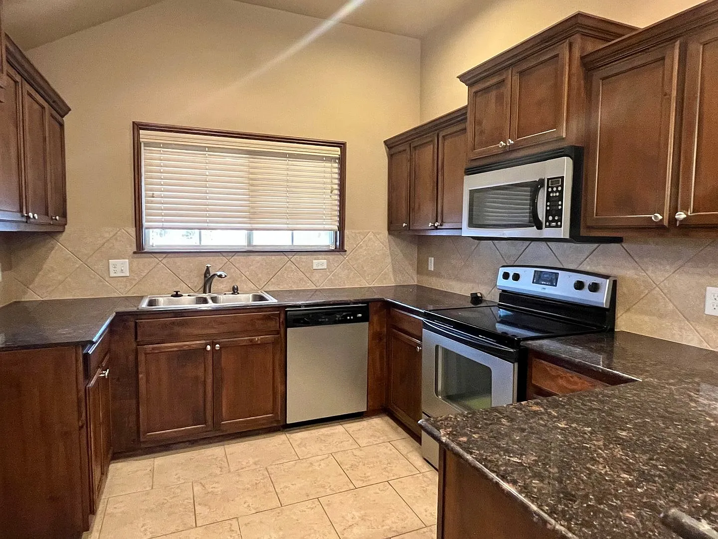Cute 4 Bedroom With Storm Shelter — Photo 3