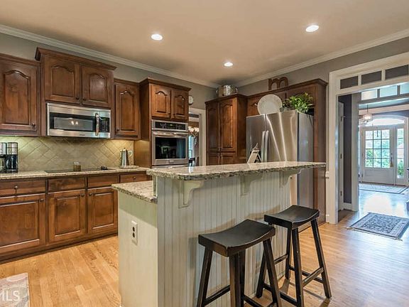 5th image of 584 Richmond Pl