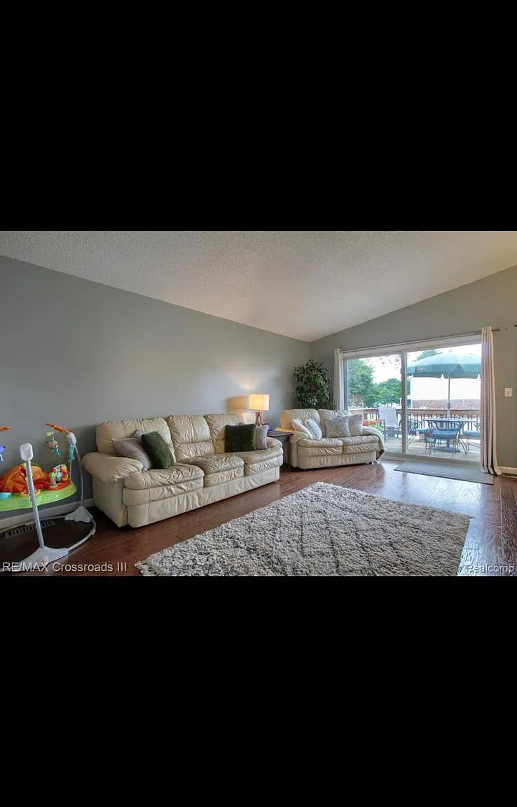 4 bed, 2100 sqft, $2,599 — Photo 2