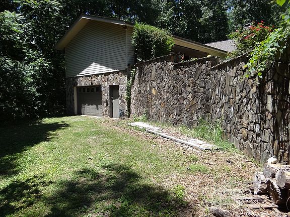 3rd image of 143 Wenger Ln