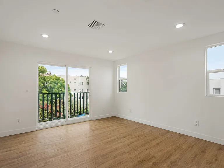 443 N Heliotrope Dr — Photo 17