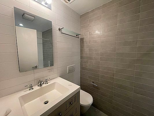 3rd image of 267 Kingsland Ave APT 2C