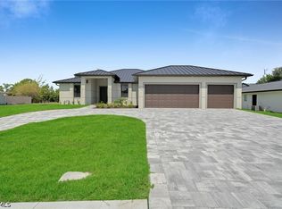 3532 Country Club Blvd, Cape Coral, FL 33904