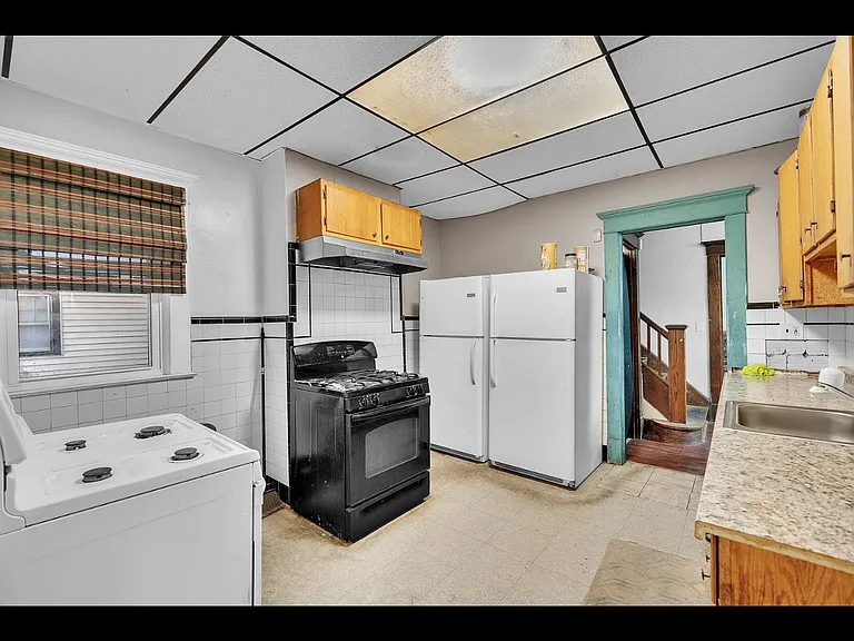 125 Winspear Ave — Photo 5