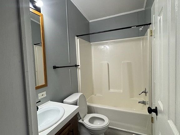5th image of 114 Oak St