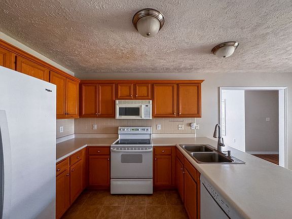 3rd image of 214 Somerset Dr
