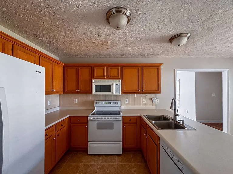 214 Somerset Dr — Photo 3