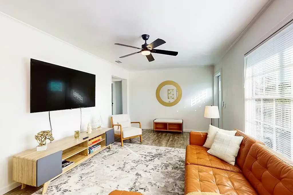 3 bed, 1200 sqft, $2,049 — Photo 4