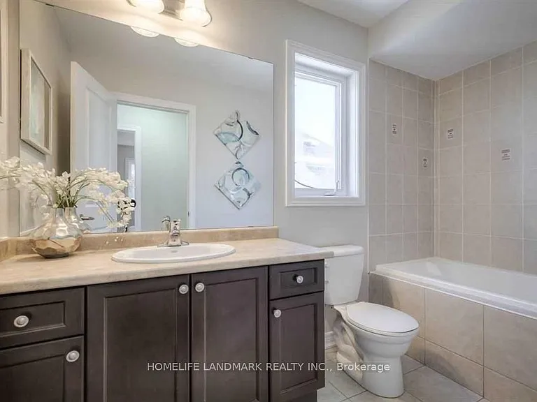 77 Reynolds Cres — Photo 9