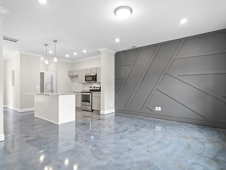 1377 Crossland Ave — Photo 2
