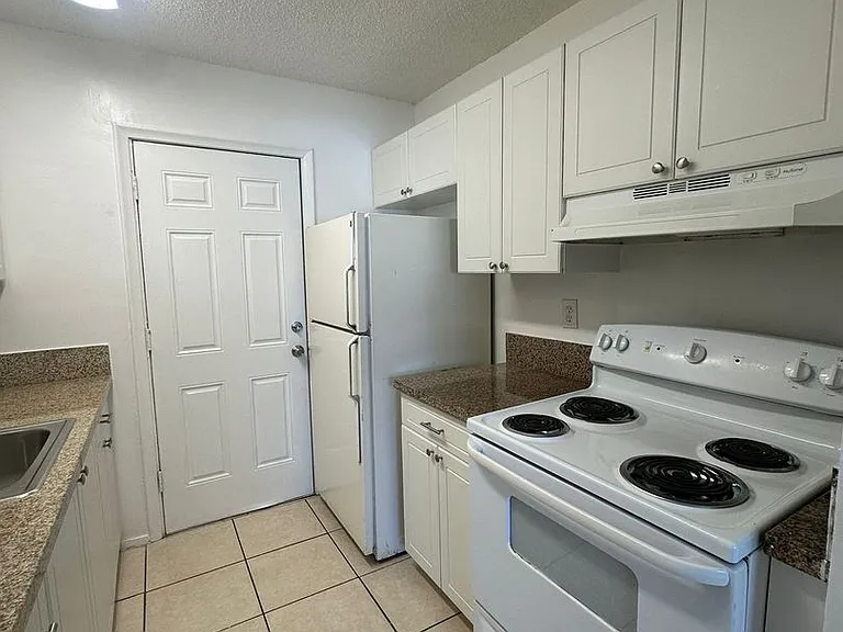 5961 SW 41st St — Photo 5