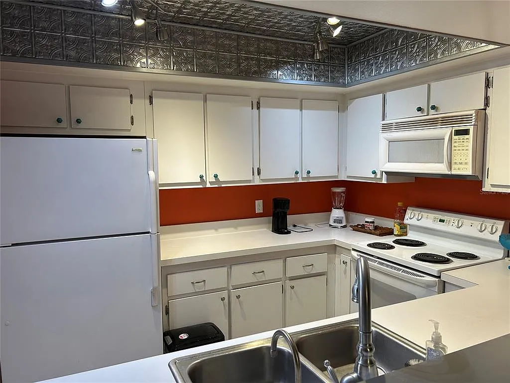 2 bed, 2.0 bath, 1050 sqft, $2,600 — Photo 3