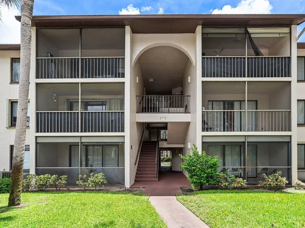 204 Foxtail Dr, Greenacres, FL