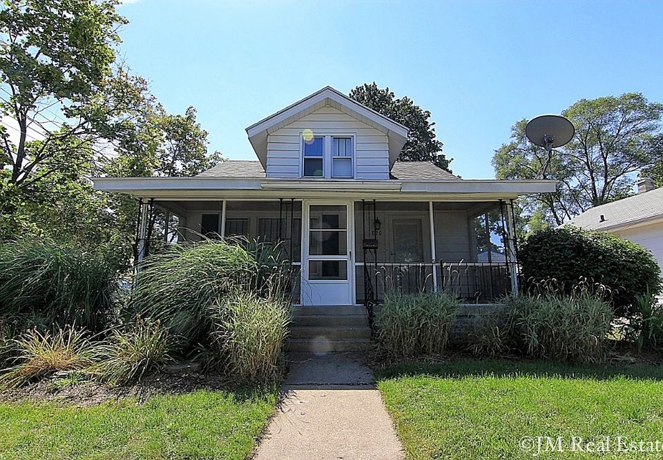 1st image of 820 Graceland St NE