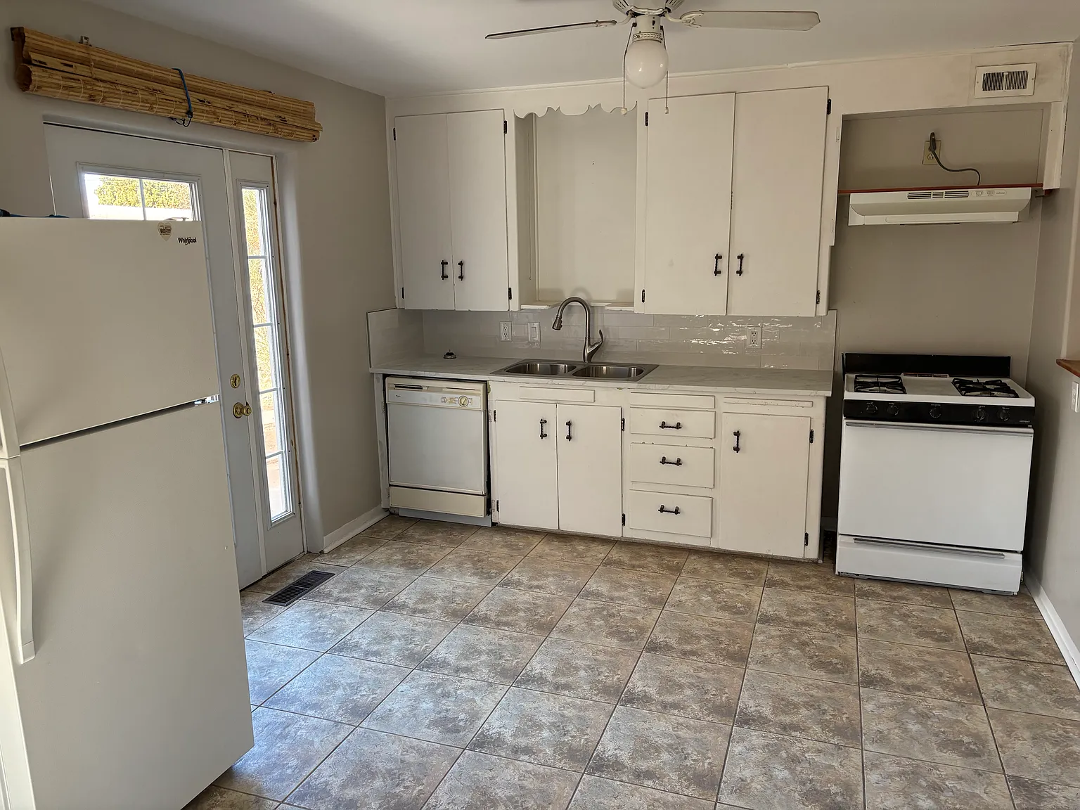 3 bed, 1350 sqft, $1,900 — Photo 4