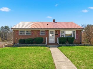 205 Roundhill Dr, Christiansburg, VA 24073