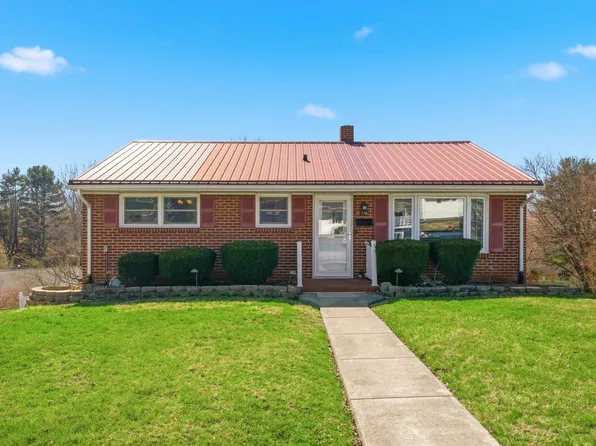 205 Roundhill Dr, Christiansburg, VA 24073