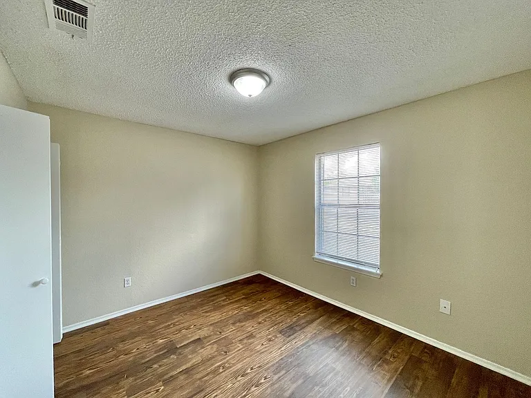 2416 Grasslands Dr — Photo 17