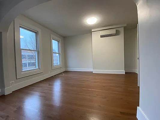 2nd image of 542 Willoughby Ave #2A