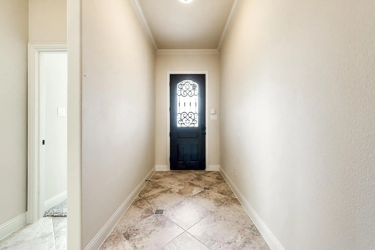 3 bed, 1890 sqft, $2,400 — Photo 2