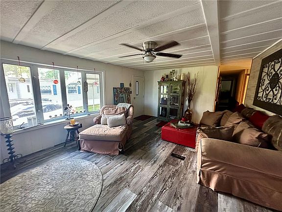 4th image of 381 Red Oak Ln