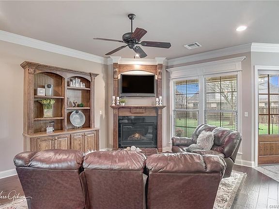 5th image of 800 Hackberry Dr