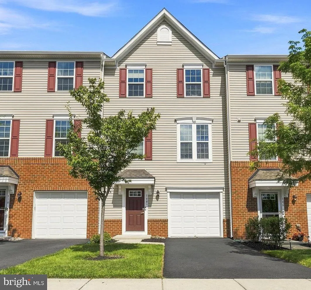 3 bed, 2.5 bath, 2290 sqft, $3,100 — Photo 1