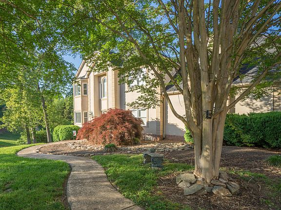 2nd image of 4628 Gillcrest Dr
