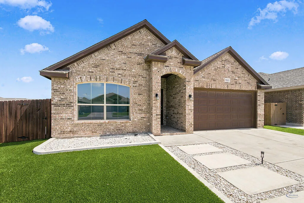 4 bed, 3.0 bath, 2491 sqft, $3,700 — Photo 2