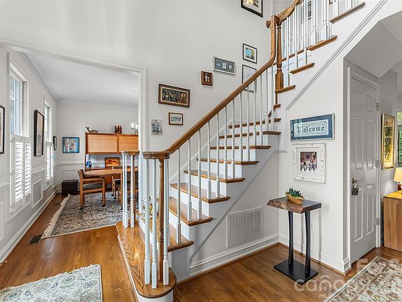 3rd image of 6 Southbrook Dr