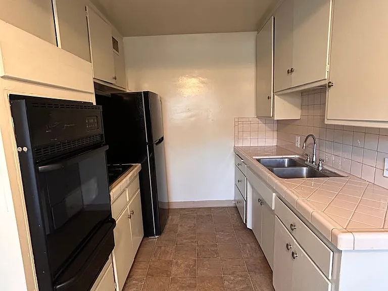 521 S Grevillea Ave — Photo 6