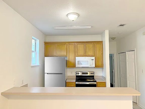 3rd image of 924 Ashburn Dr #1