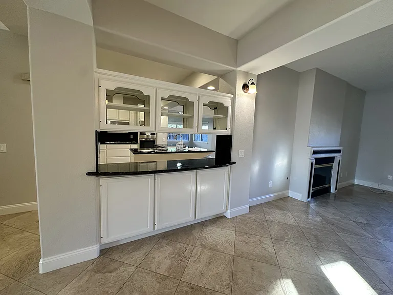 2221 Banbury Cir — Photo 8