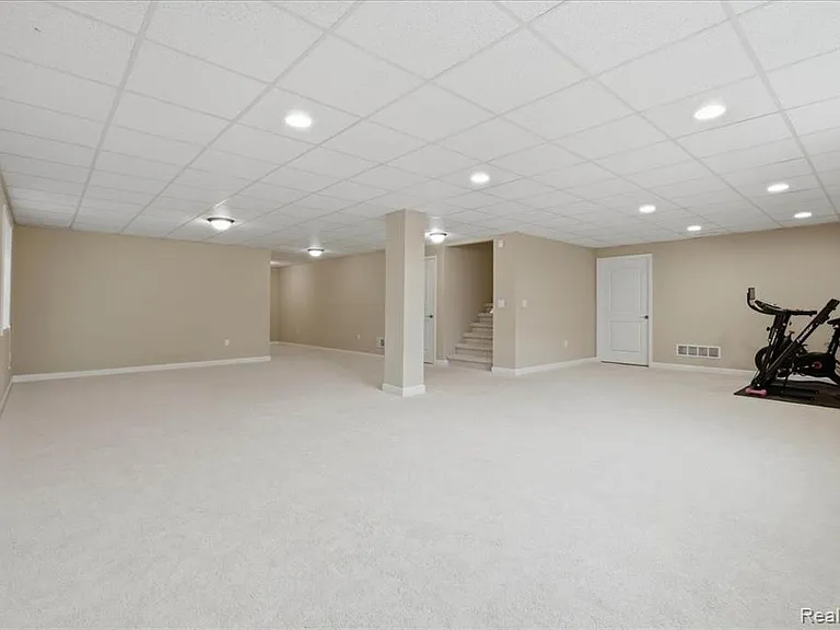1114 Wales Dr — Photo 33