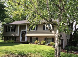 28 Parkmeadow Dr, Pittsford, NY 14534
