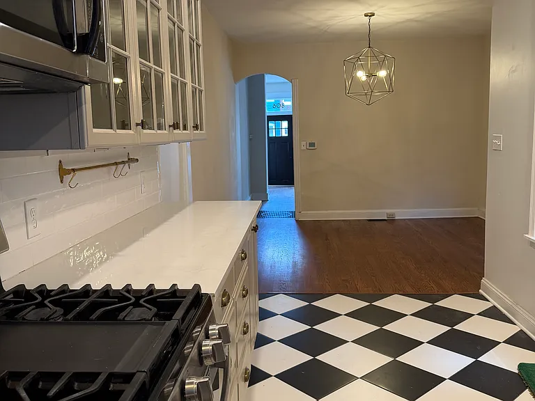 806 Wellington St — Photo 4