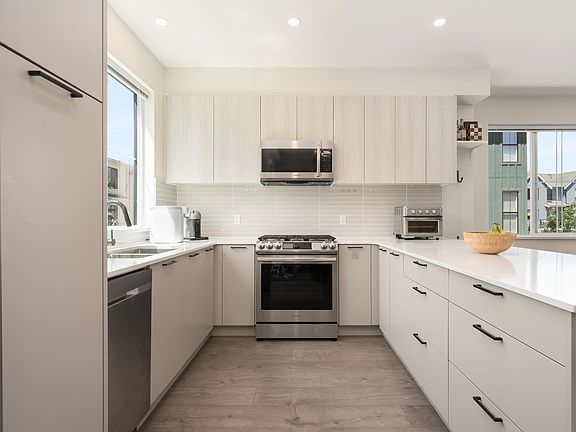 3rd image of 488 Furness St #82