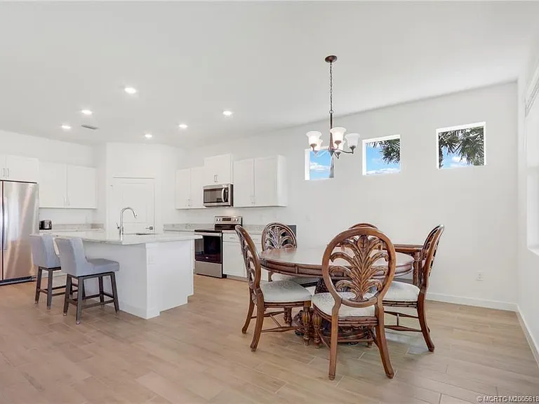 1630 NE Skyhigh Ter — Photo 10