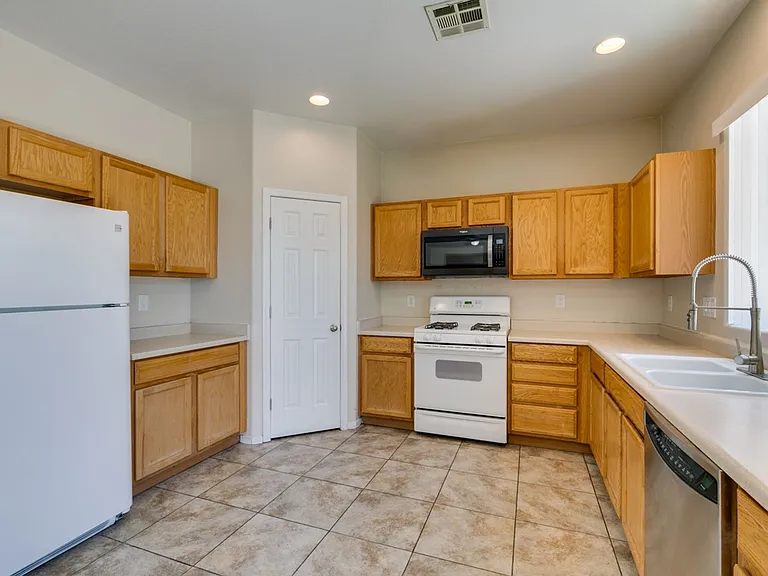 2925 Dowitcher Ave — Photo 14