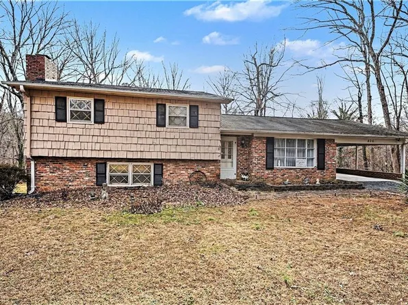 406 E Wellington Ln, Walnut Cove, NC 27052