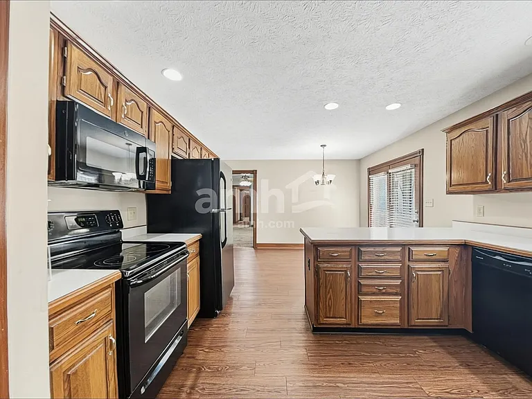 1121 New Harmony Dr — Photo 4