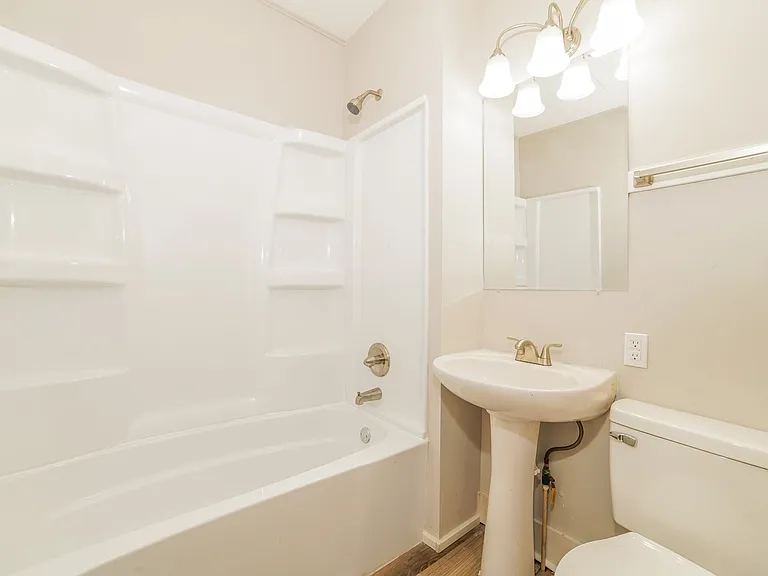 1346878_026_main_bathroom_12967839.jpg