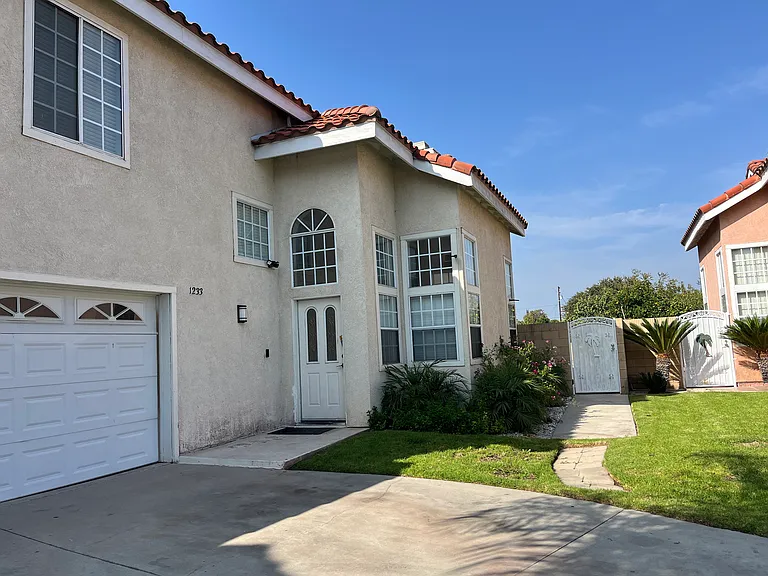 1233 Edinburg Ct — Photo 15