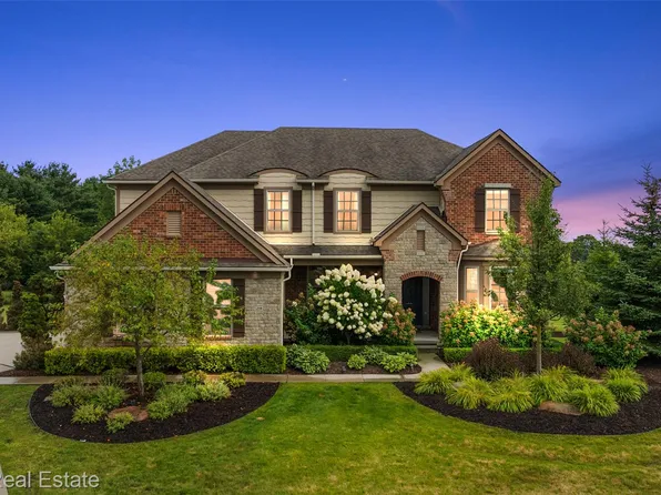 208 Oakland Crest Dr, Rochester, MI 48306