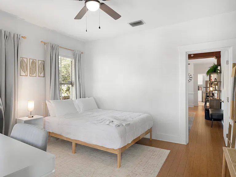 Queen sized bed in bedroom