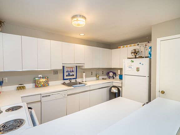 4th image of 834 Spain St #16